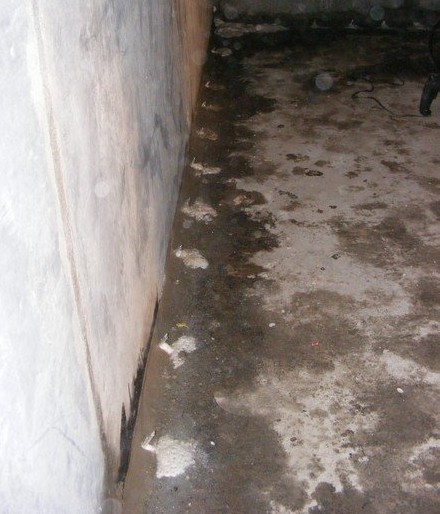 Risse im Wandaufsatzbereich.